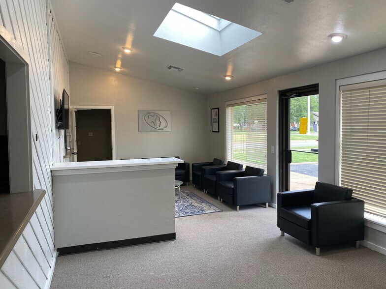 Primary Photo Of 125 E 3rd St, Edmond Medical For Lease