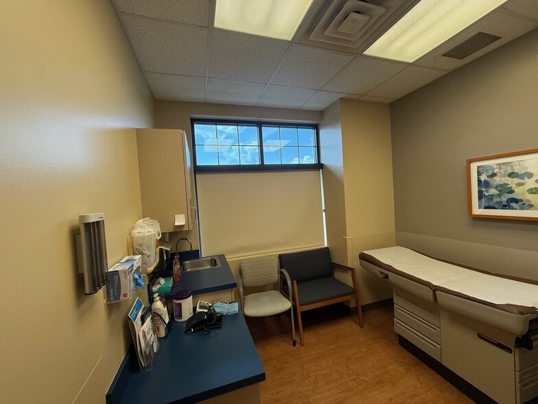 More Photos Of 10020 Dupont Circle Ct, Fort Wayne Medical For Lease