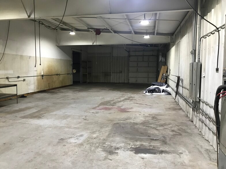 More Photos Of 34 Stonehill Rd, Oswego Warehouse For Lease