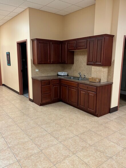 More Photos Of 739 North Ave, Glendale Heights Loft Creative Space For Sale