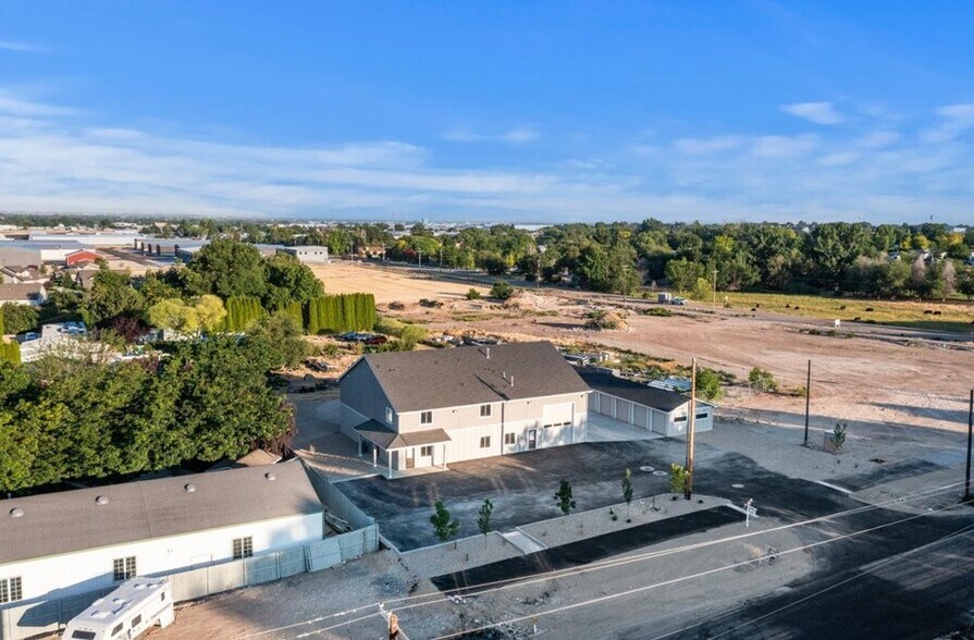 More Photos Of 225 N Happy Valley Rd, Nampa Warehouse For Lease