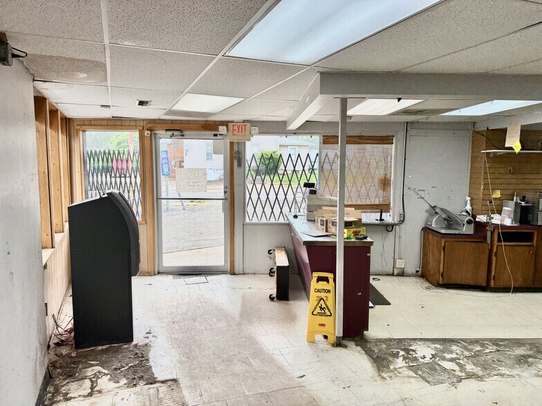 More Photos Of 209 17th St SW, Massillon General Retail For Sale