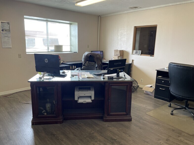 More Photos Of 46135 Division St, Lancaster Service For Sale