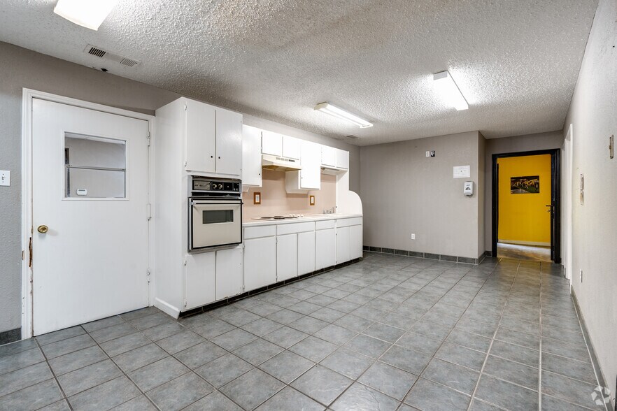 More Photos Of 2333-2337 Delante St, Haltom City Warehouse For Sale