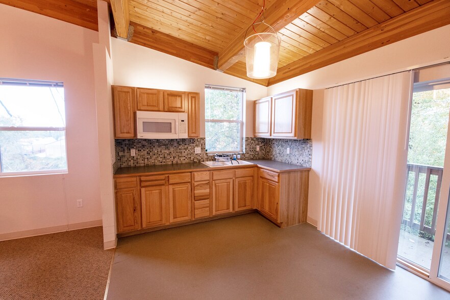 More Photos Of 8114 N Mississippi Ave, Portland Showroom For Lease