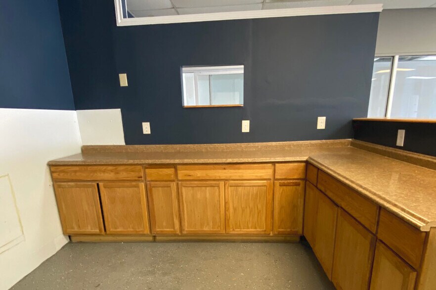 More Photos Of 7936-7936 Quivira Rd, Lenexa Storefront For Lease