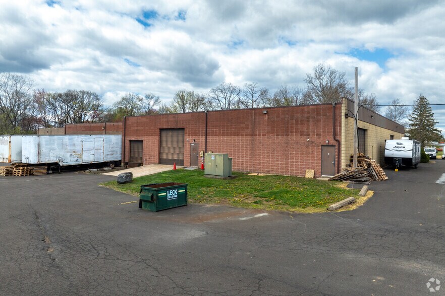 More Photos Of 3901 Nebraska St, Levittown Warehouse For Lease