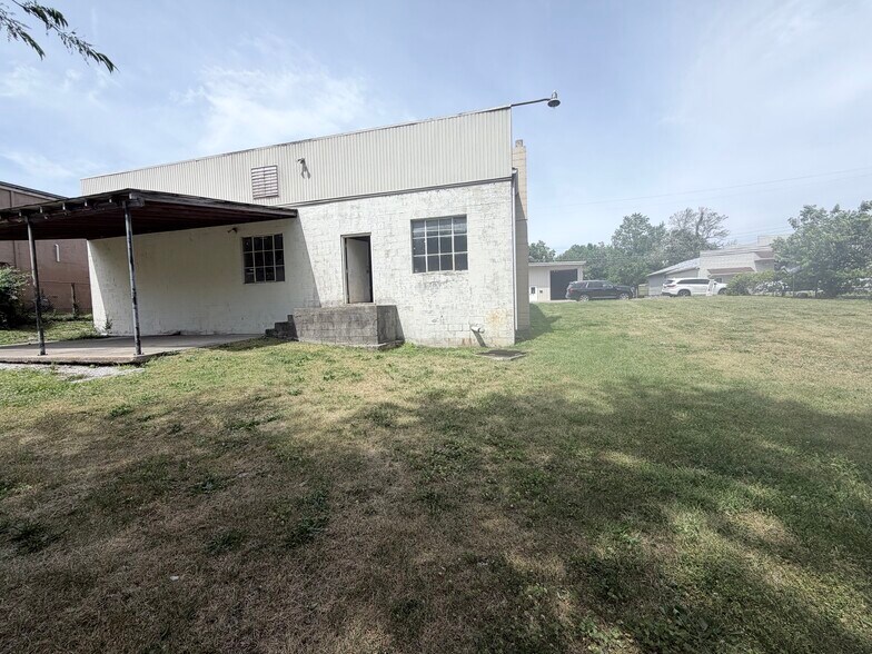 More Photos Of 209 N Estill Ave, Richmond Warehouse For Lease