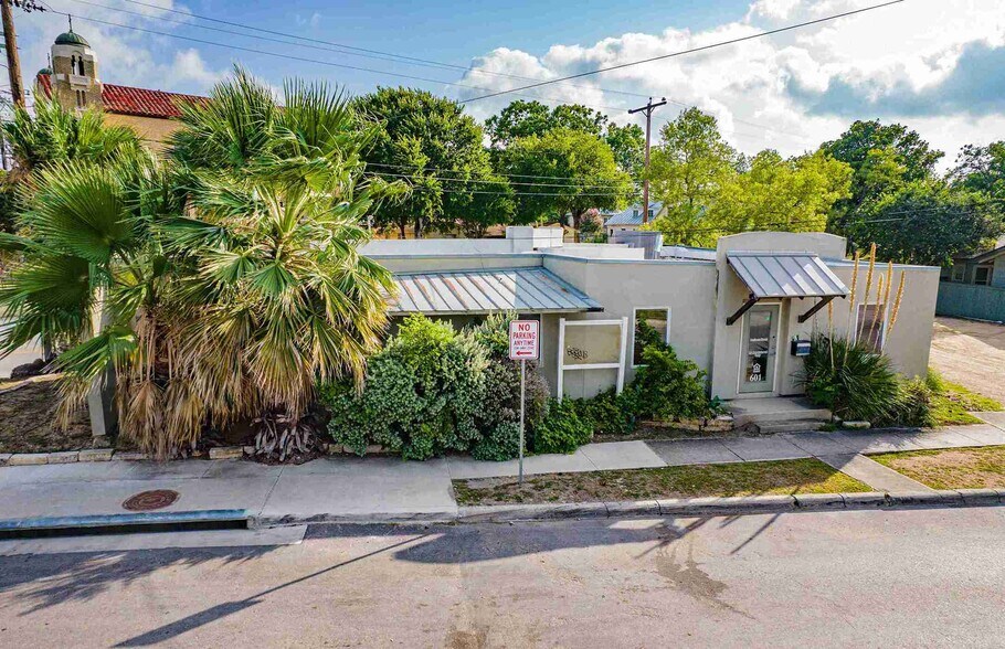 More Photos Of 601 E Ashby Pl, San Antonio Restaurant For Lease
