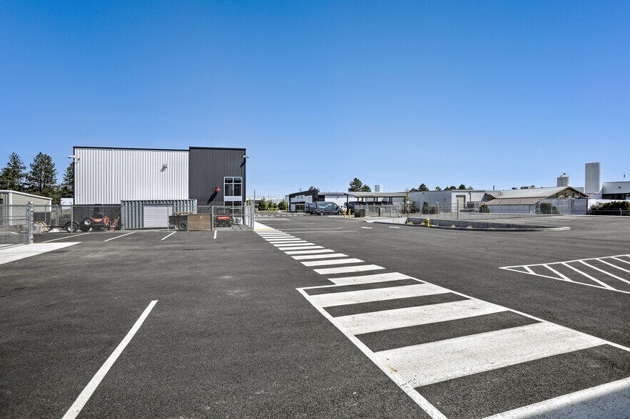 More Photos Of 5807 Thorpe, Spokane Light Distribution For Lease