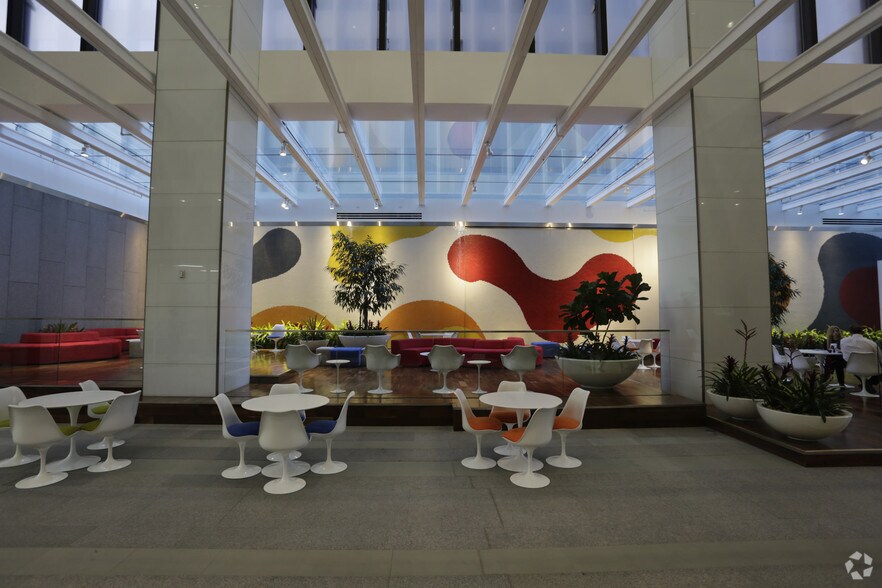 More Photos Of 707 Wilshire Blvd, Los Angeles Office For Lease