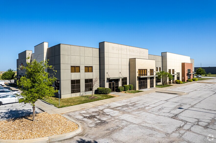 More Photos Of 2700-2740 Independence Ave, Lee's Summit Light Distribution For Lease