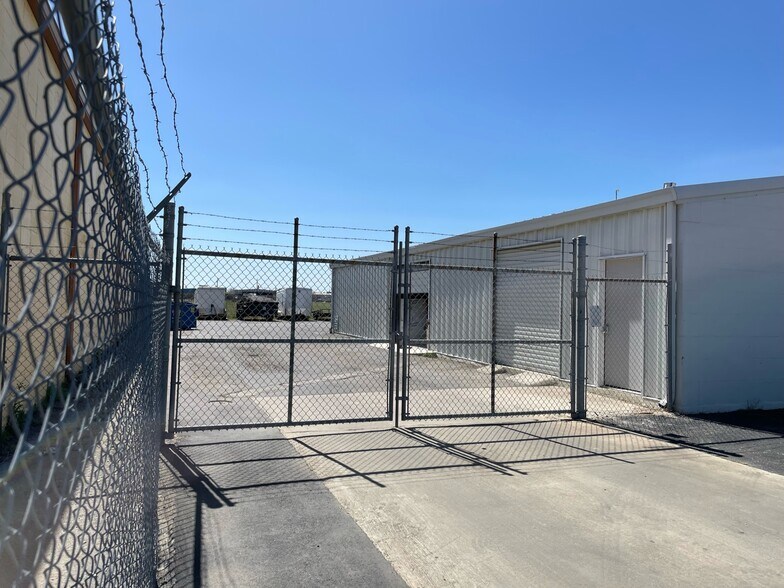 More Photos Of 2118 Mannix Dr, San Antonio Showroom For Sale