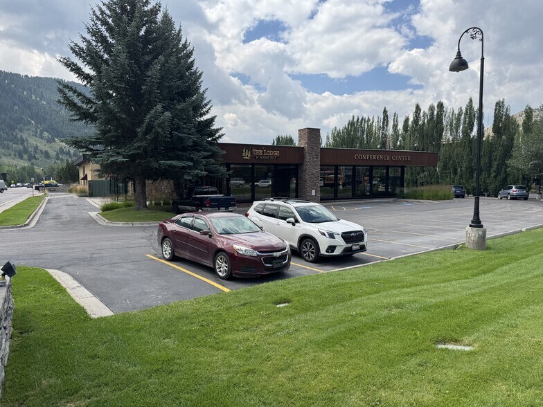More Photos Of 920 W Broadway, Jackson Freestanding For Lease
