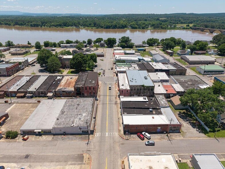More Photos Of 111 N 3rd St, Ozark General Retail For Sale