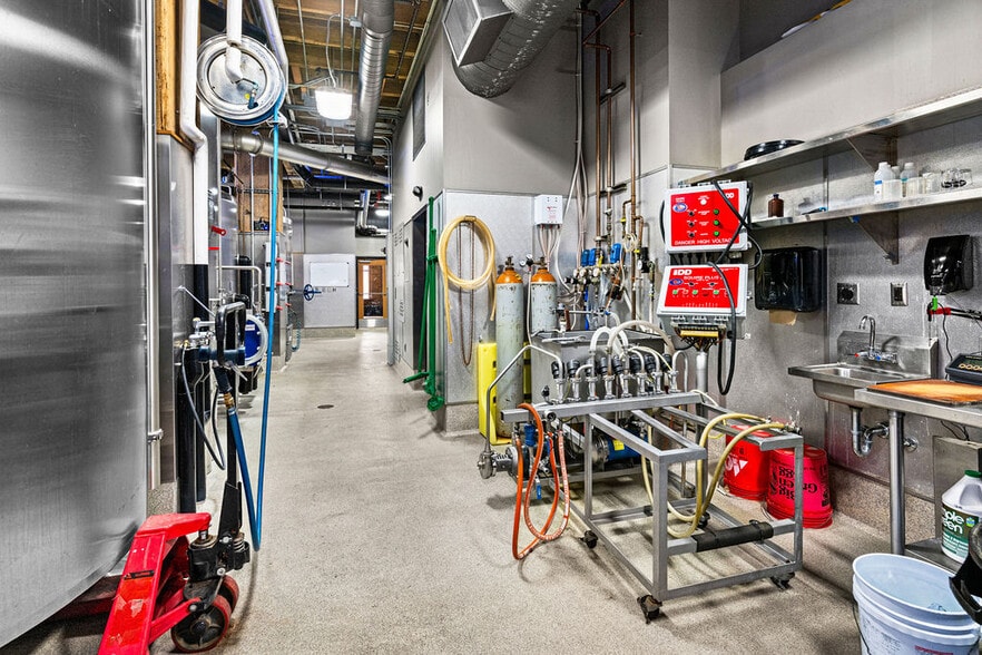 More Photos Of 325 S Lake Ave, Duluth Hotel For Lease