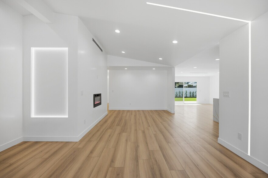 More Photos Of 22928 Leadwell St, West Hills Apartments For Sale