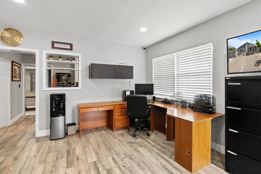 More Photos Of 5424 Edgewater Dr, Orlando Flex For Lease