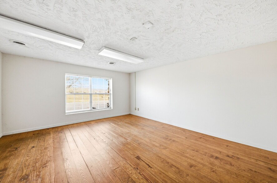 More Photos Of 803 E Broadway Blvd, Jefferson City Warehouse For Sale