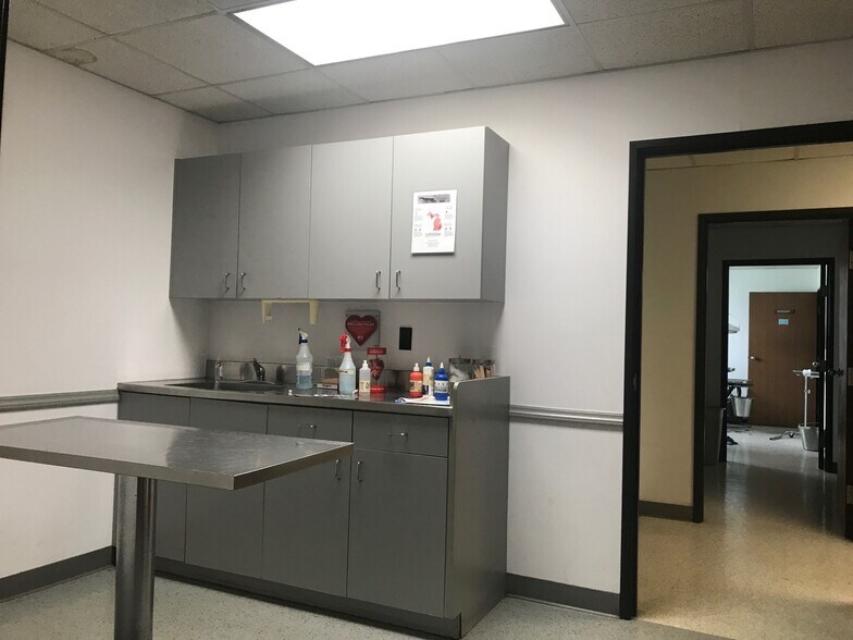 More Photos Of 19200 Allen Rd, Trenton Veterinarian Kennel For Lease