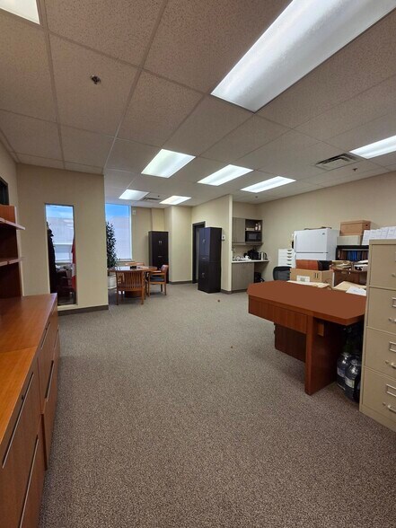 More Photos Of 4360 Ch de la Côte-de-Liesse, Mt Royal Showroom For Lease