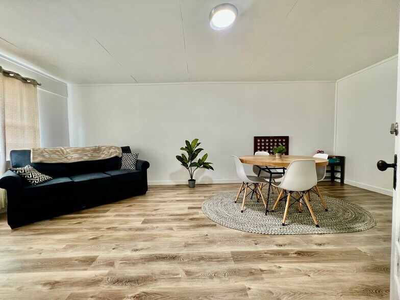 More Photos Of 902 E Highway St, Fredericksburg Specialty For Sale