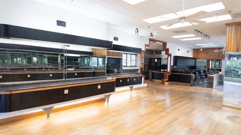 More Photos Of 7520 Perkins Rd, Baton Rouge General Retail For Sale