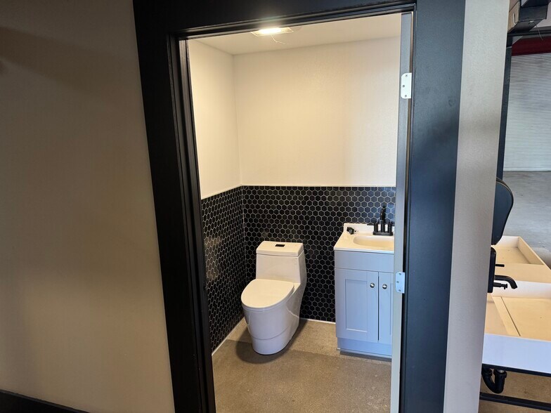 More Photos Of 4125 Market St, Ventura Light Manufacturing For Sale