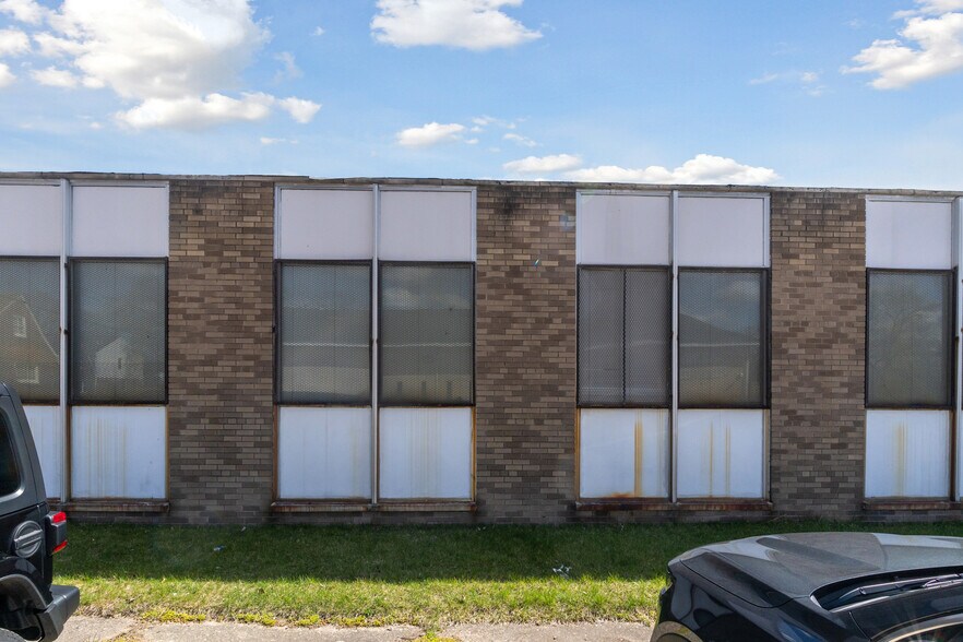 More Photos Of 13030 Puritan St, Detroit Office For Sale