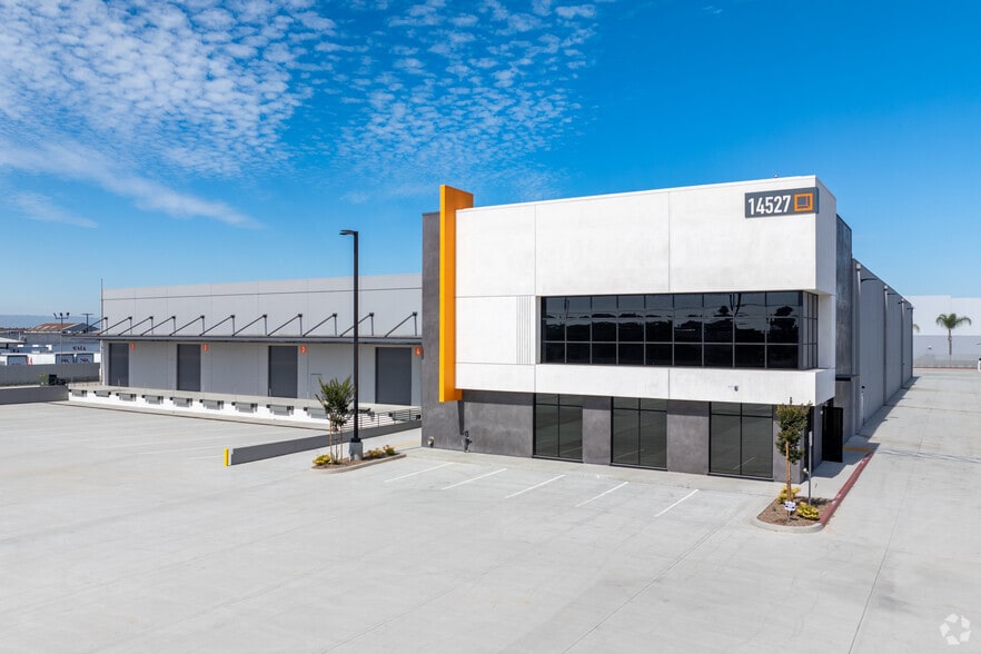 Primary Photo Of 14527 San Pedro St, Gardena Warehouse For Lease