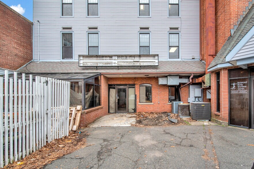 More Photos Of 175 Church St, Naugatuck Office For Lease
