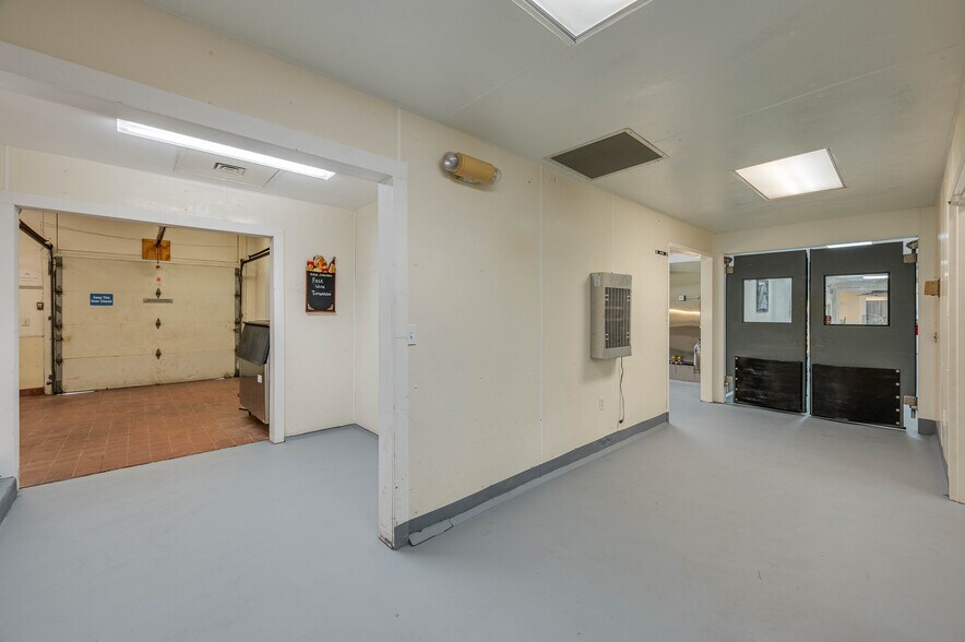 More Photos Of 174 NW 9th ave, Mulberry Distribution For Sale