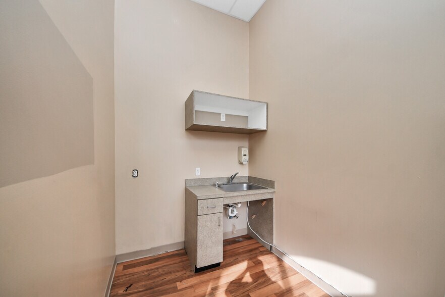 More Photos Of 3521 Town Center Blvd, Sugar Land Medical For Lease