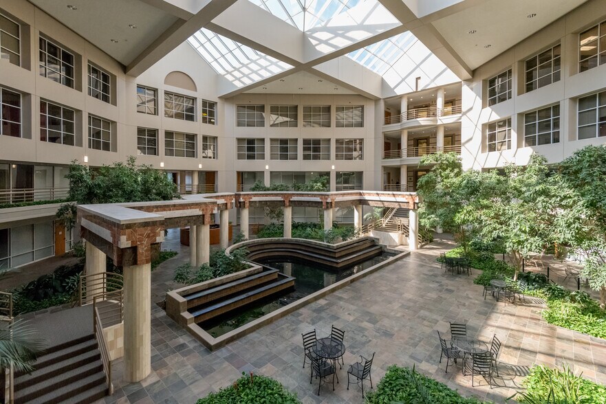 More Photos Of 2600 Thousand Oaks Blvd, Memphis Office For Lease