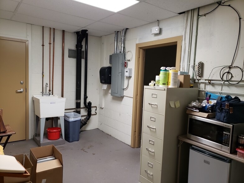 More Photos Of 104 Damon Rd, Northampton Freestanding For Lease