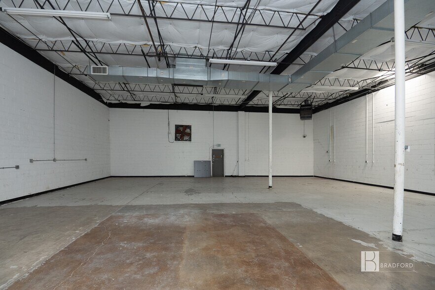 More Photos Of 1350 Motor Cir, Dallas Warehouse For Lease