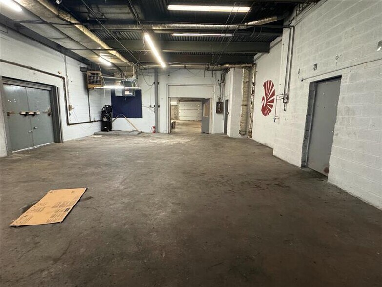 More Photos Of 19 Silver St, Rochester Distribution For Sale