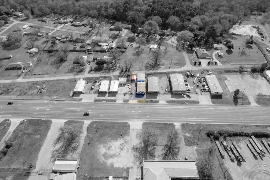 More Photos Of 5424 W Oak St, Palestine Showroom For Lease