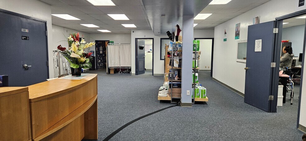More Photos Of 94-479 Ukee St, Waipahu Flex For Lease