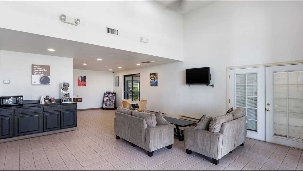 More Photos Of 520 W Desmond St, Winslow Hotel For Sale