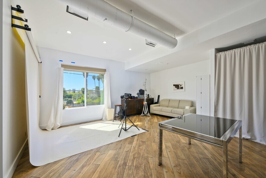 More Photos Of 7250 Melrose Ave, Los Angeles Storefront Retail Office For Lease