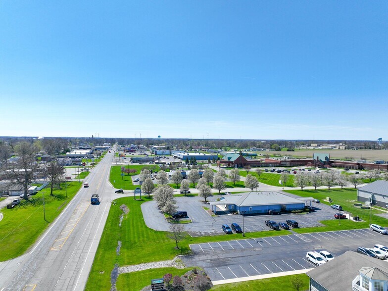 More Photos Of 2007 N Walnut St, Hartford City Office For Sale