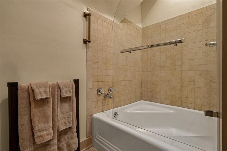 More Photos Of 809 Hall St, Saint Joseph Hospitality For Sale