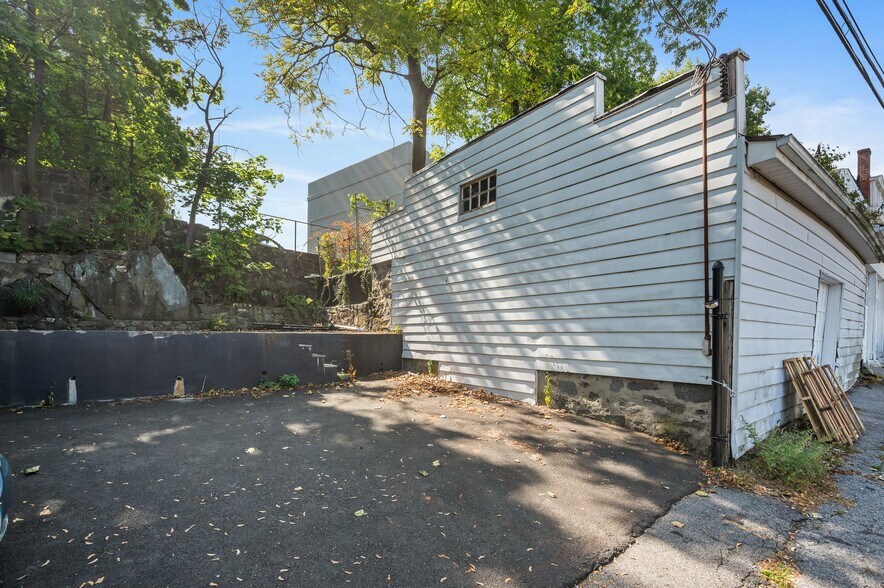 More Photos Of 1 Edgewood Ave, Greenwich Storefront Retail Residential For Lease