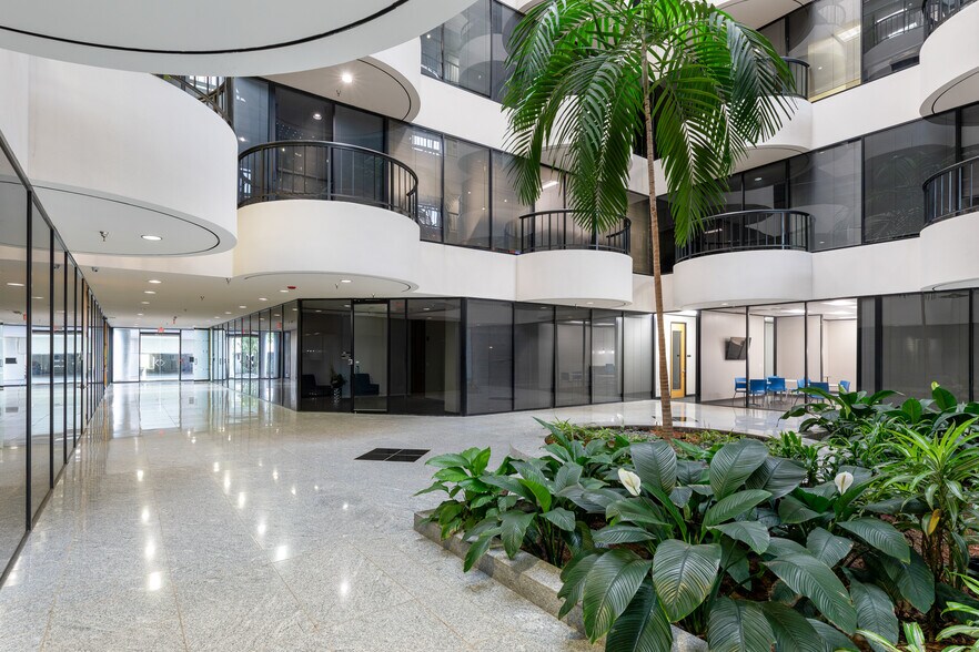 More Photos Of 1880 Dairy Ashford Rd, Houston Office For Lease