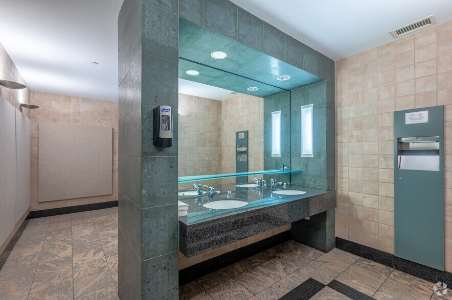 More Photos Of 100 King St W, Toronto Coworking Space