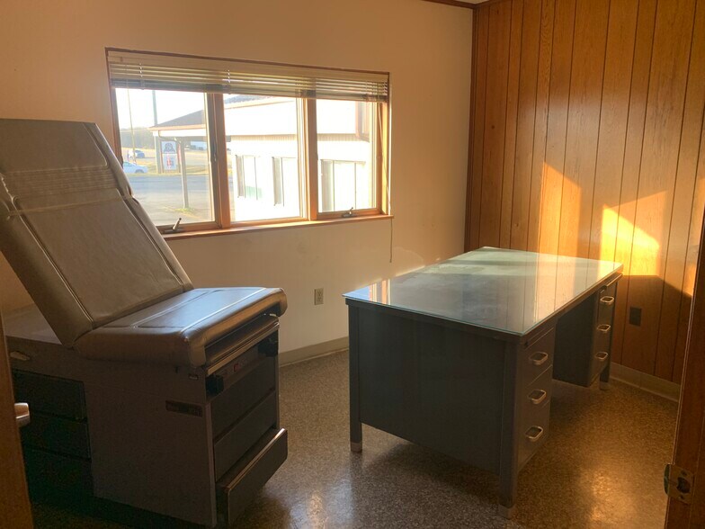 More Photos Of 1321 US Hwy 41 N, Calhoun Office For Lease