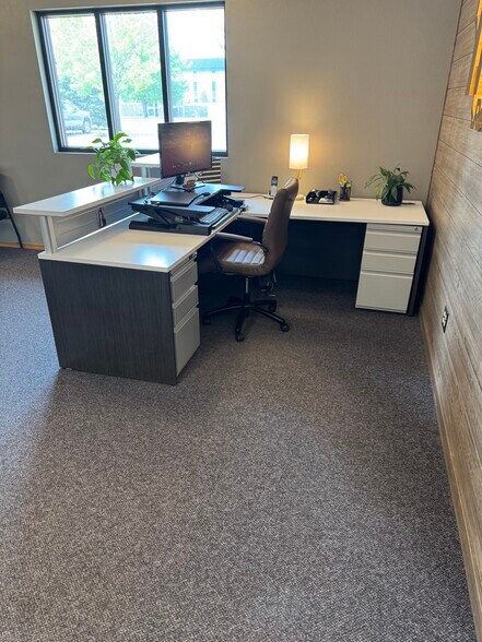 More Photos Of 563 Carter Ct, Kimberly Office For Lease