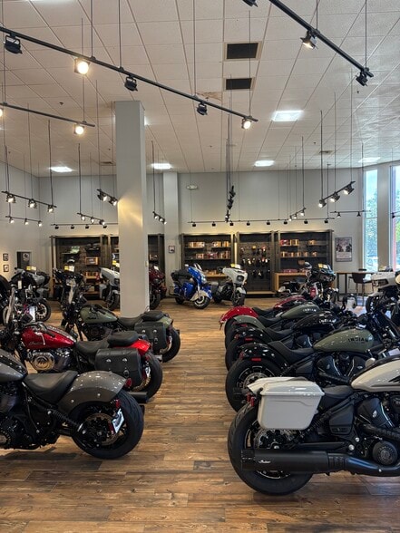 More Photos Of 6 Gateway Blvd W, Savannah Auto Dealership For Sale