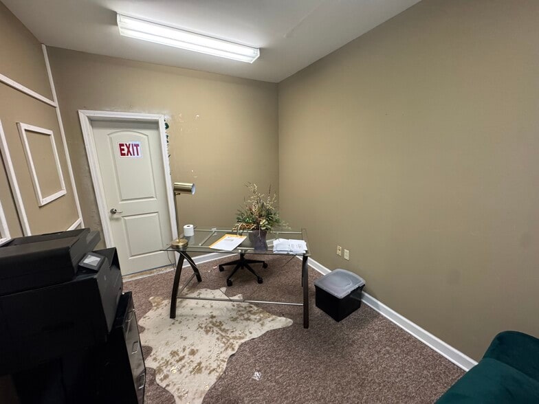 More Photos Of 3265 W Sarazens Cir, Memphis Office For Sale
